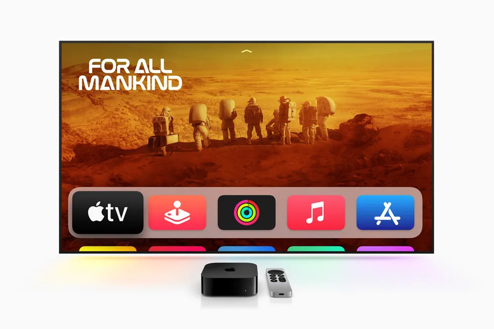 Apple TV 4K avec Siri Remote sur un meuble TV avec une TV affichant le guide de chaînes IPTV d'iPlayTV, le guide complet de configuration IPTV Apple TV pour le Canada en 2026