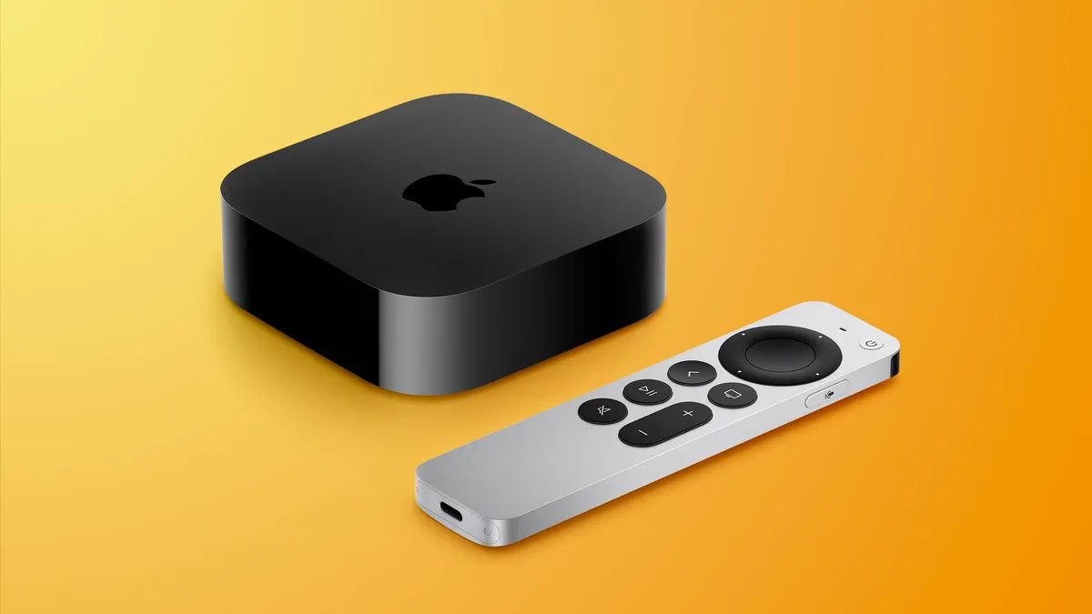 Siri Remote de l'Apple TV sur une table à café à côté d'un boîtier Apple TV 4K, les réglages de la télécommande pour la configuration IPTV Apple TV au Canada