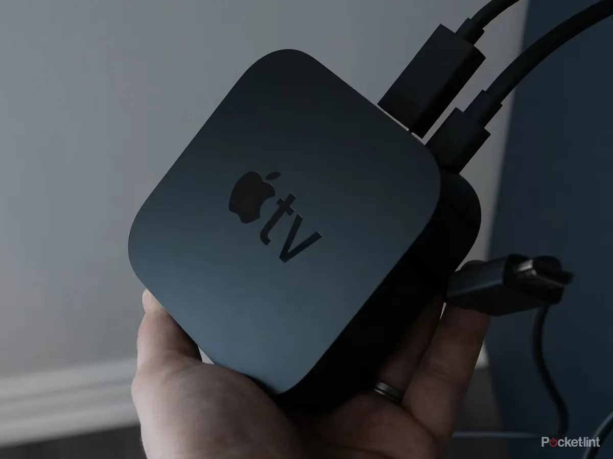 Câble Ethernet branché à l'arrière d'une Apple TV 4K, la configuration filaire qui élimine le buffering IPTV au Canada