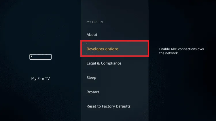 Amazon Fire TV Stick 4K Max branché dans le port HDMI à l'arrière d'une TV avec l'adaptateur d'alimentation connecté, la première étape de la configuration IPTV Firestick au Canada