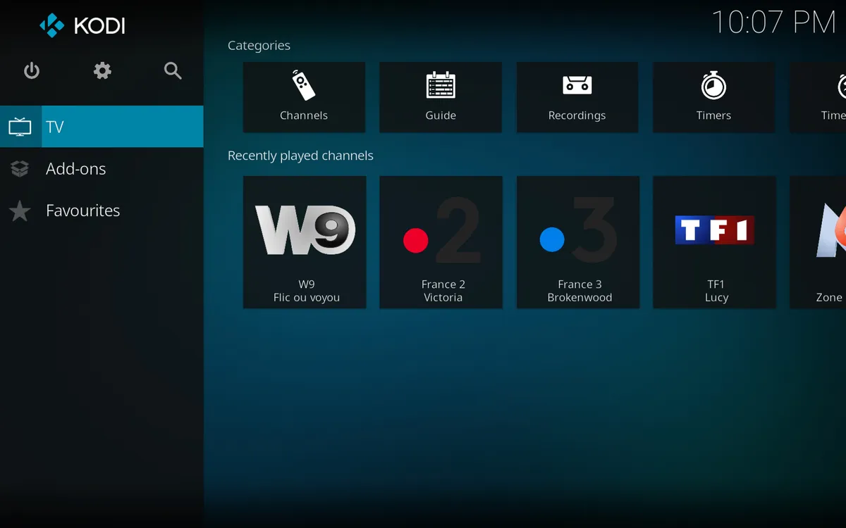 Menu TV Kodi 21 Omega affichant une liste de chaînes IPTV canadiennes avec le guide électronique de programmes, le résultat de configuration IPTV Kodi pour le Canada en 2026